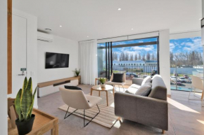 Top Floor Luxury City Central w Sunny Balcony